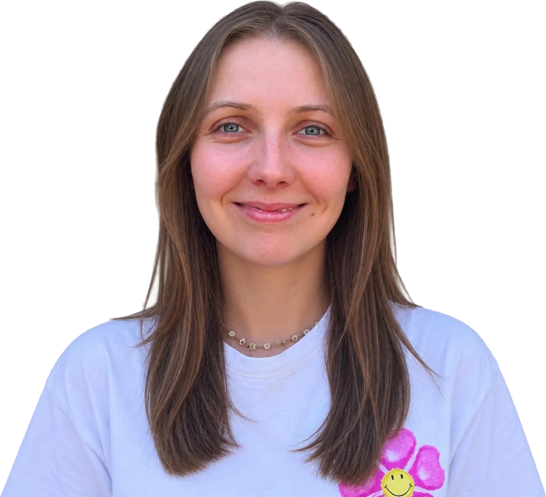 Estelle Derwa, kinésithérapeute, souriante, le menton posé sur ses mains.